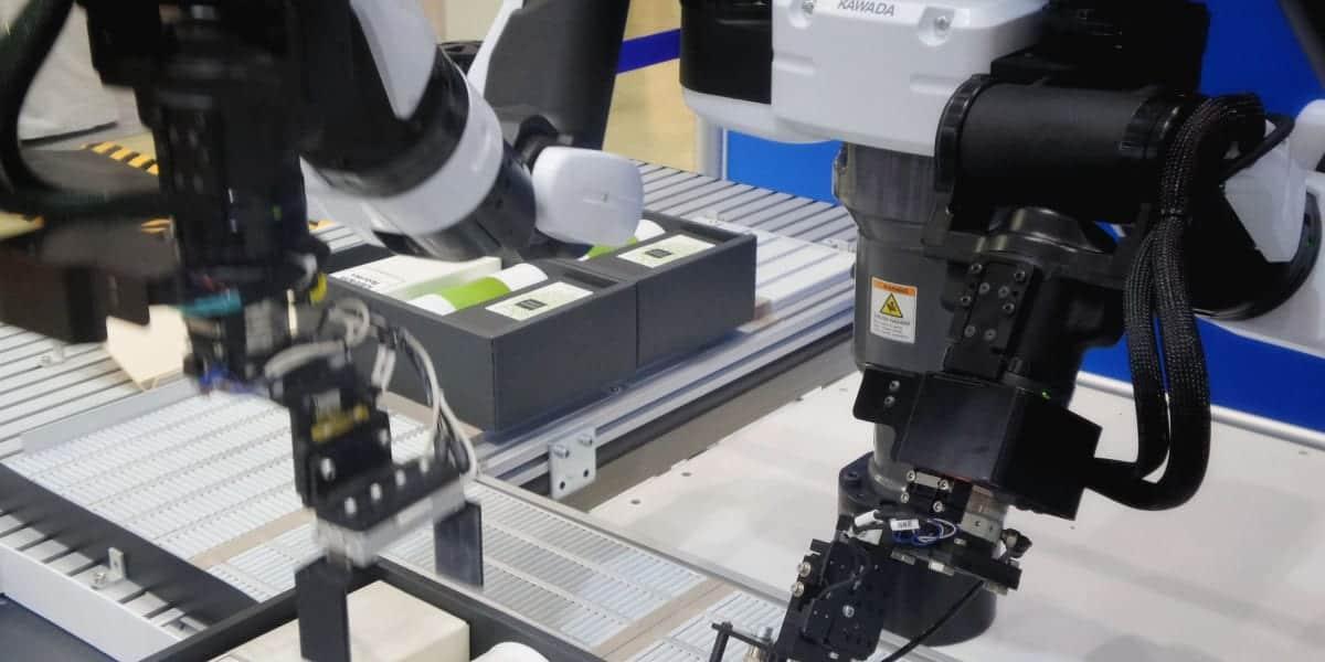 robots packing a box to help with the labor shortage